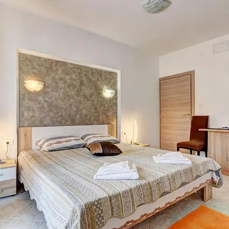 Apartament Lovely In Valbandon Fažana
