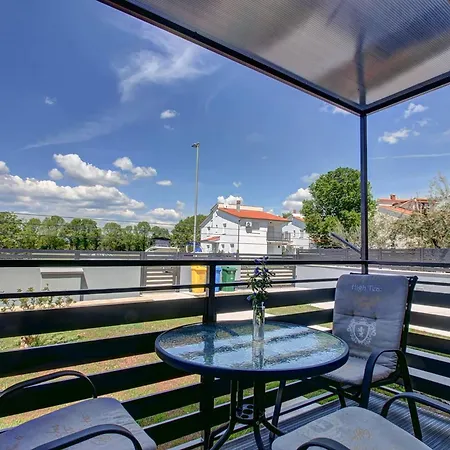 Lovely In Valbandon Apartament *