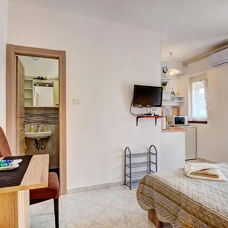 Apartament Lovely In Valbandon Fažana