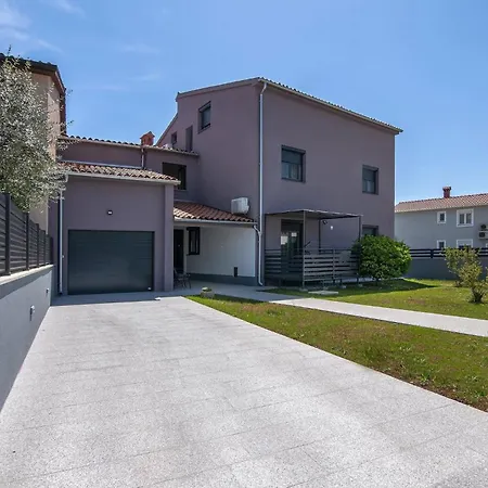 Lovely In Valbandon Apartament