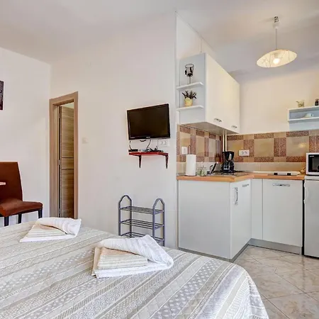 Apartament Lovely In Valbandon Fažana
