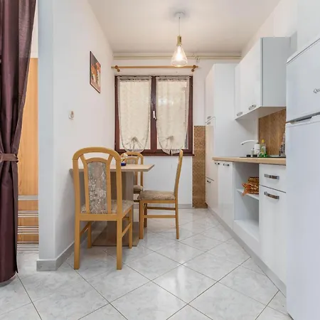 Lovely In Valbandon Apartament
