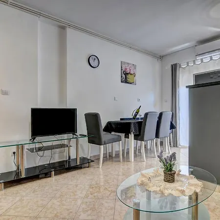 Lovely In Valbandon Apartament *